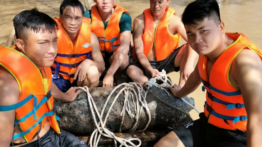 Bom nặng hơn 350 kg còn nguyên ngòi nổ ở Trà Vinh