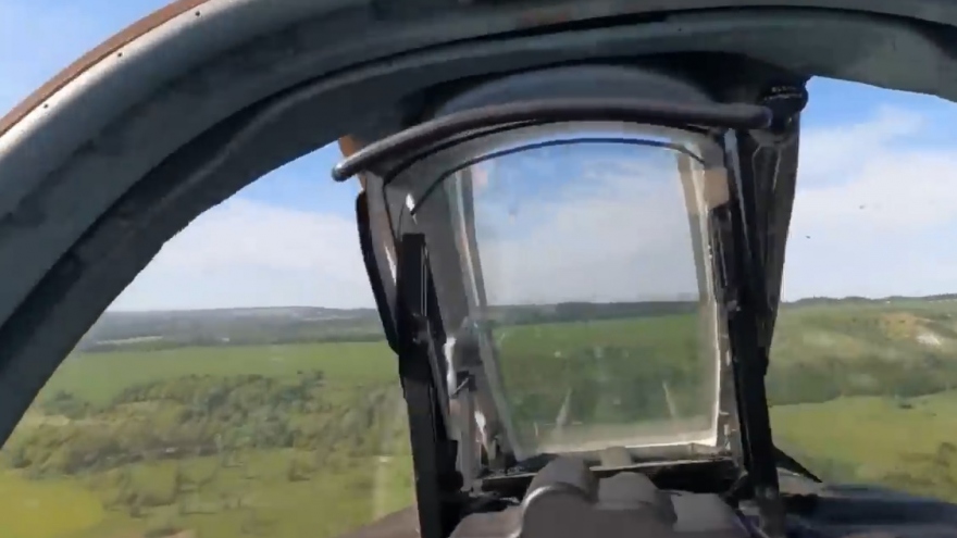 Phi công Nga bật dù sau khi máy bay Su-25 trúng hỏa lực nghi của Ukraine