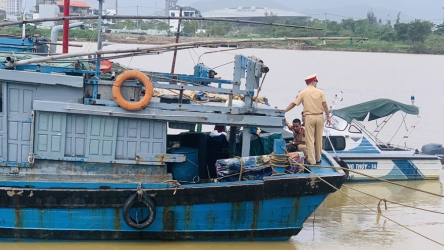 
        Khống chế đối tượng vào tàu cá trộm tài sản
                              