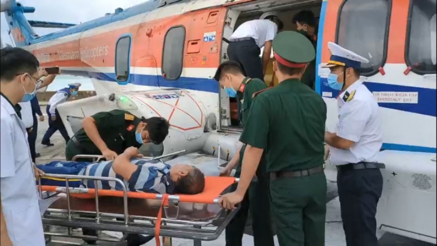 Trực thăng EC 225 đưa ngư dân từ Đảo Nam Yết về đất liền chữa trị
