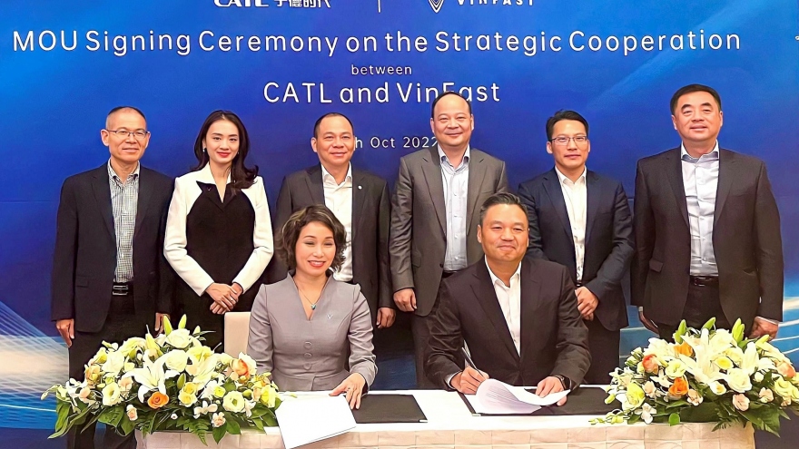 Tỷ phú Phạm Nhật Vượng chứng kiến VinFast và CATL ký hợp tác chiến lược toàn cầu