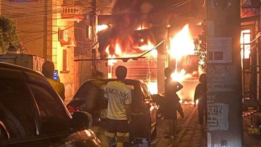 Cảnh sát khống chế đám cháy ngùn ngụt tại khu dân cư ở Hà Nội