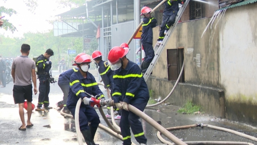 Cháy cửa hàng tạp hóa lúc rạng sáng, chủ cửa hàng kịp thoát nạn