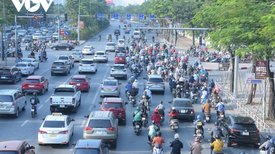 Ô tô dàn hàng ngang, lấn hết làn xe máy trên đường phố Hà Nội