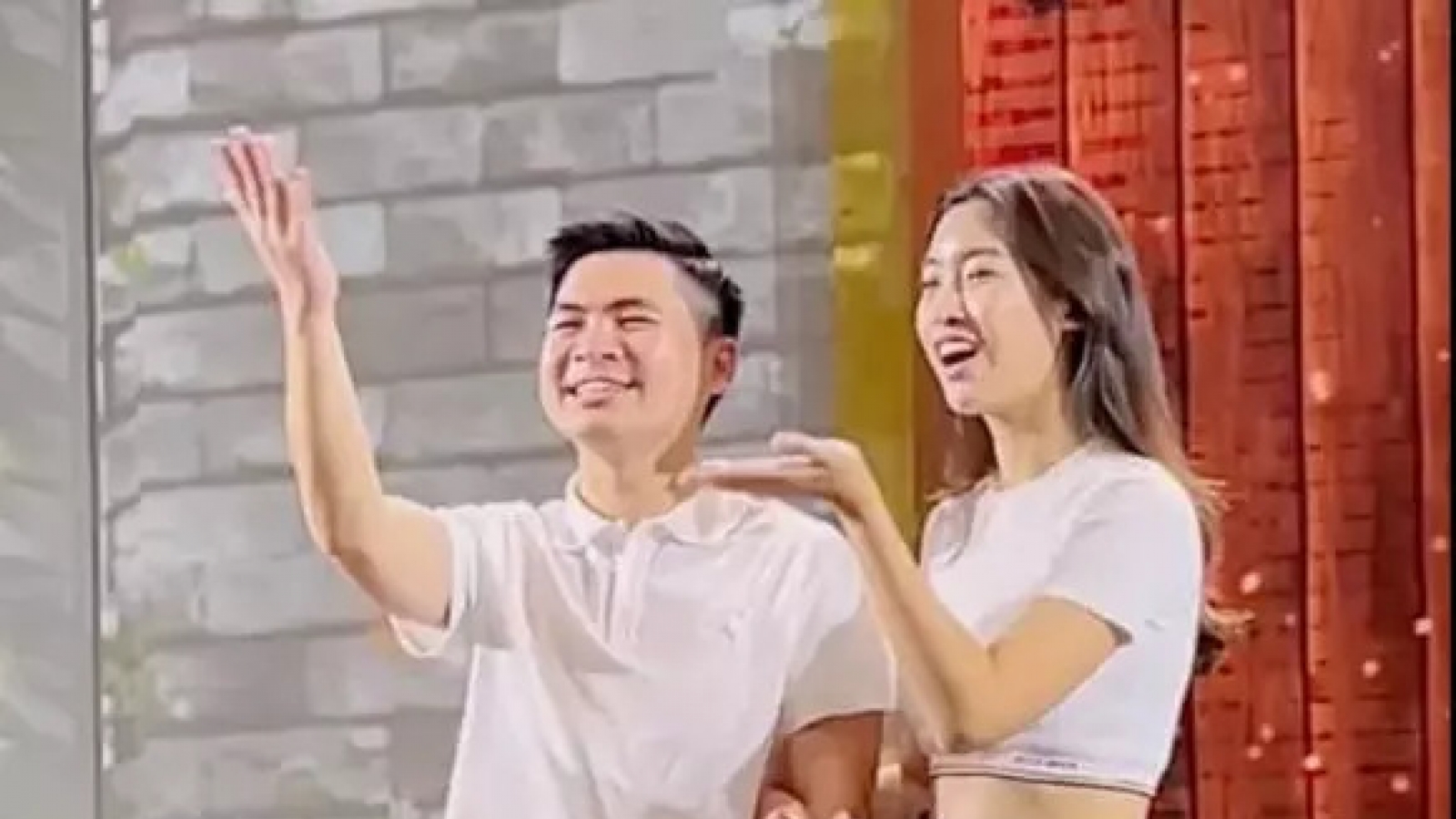 Chuyện showbiz: Đỗ Mỹ Linh để mặt mộc, tập nhảy cùng ông xã