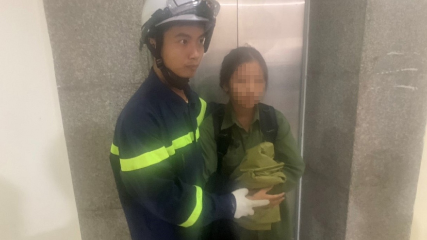 14 cảnh sát Hà Nội giải cứu nữ sinh 15 tuổi kẹt trong thang máy chung cư