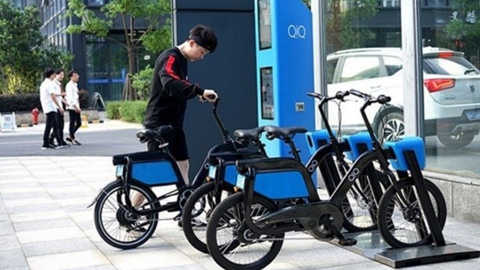 Hanoi approves pilot of e-bike sharing model serving BRT passengers