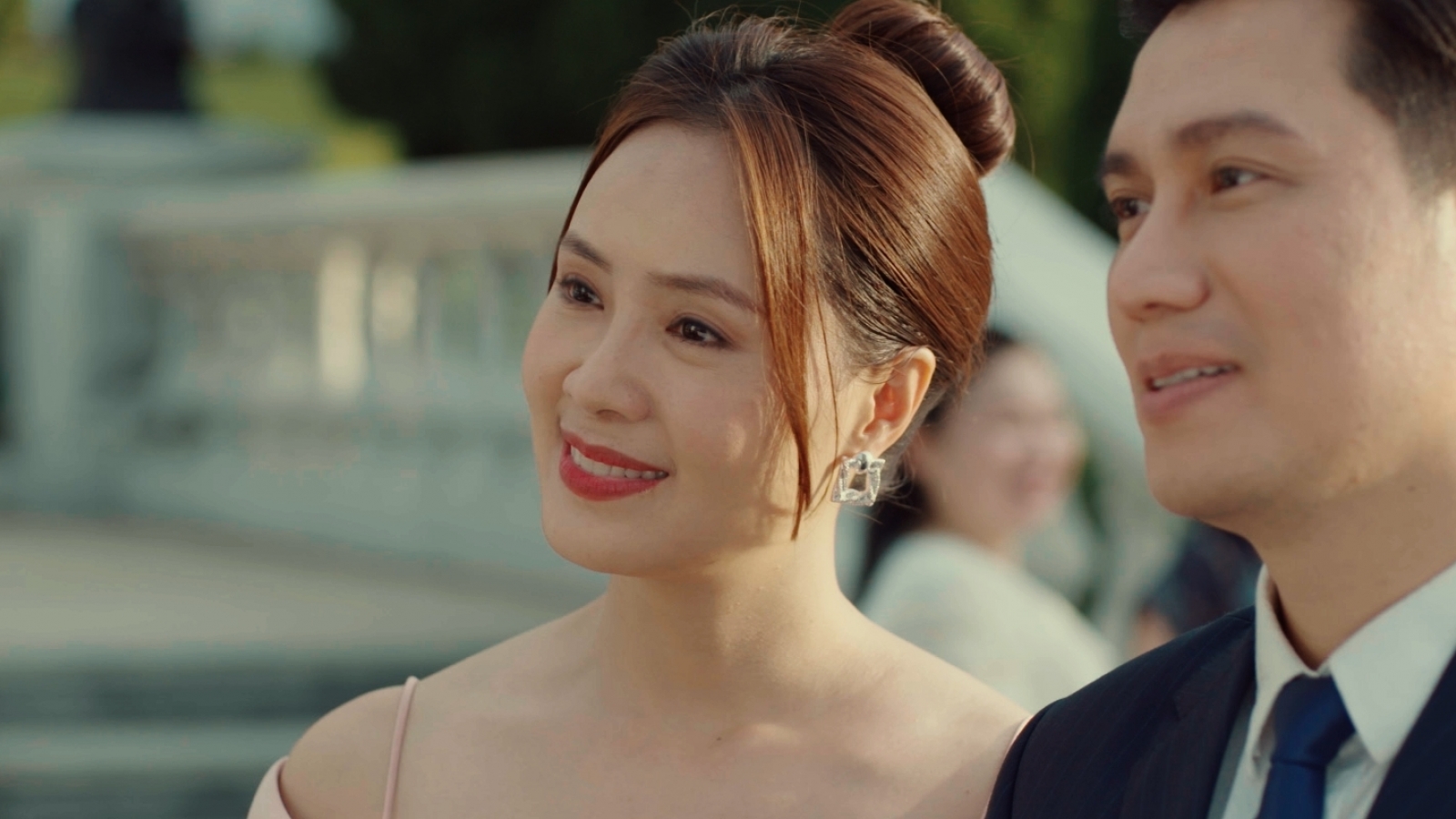 Hồng Diễm làm vợ tốt của Việt Anh trong phim mới "Hành trình công lý"