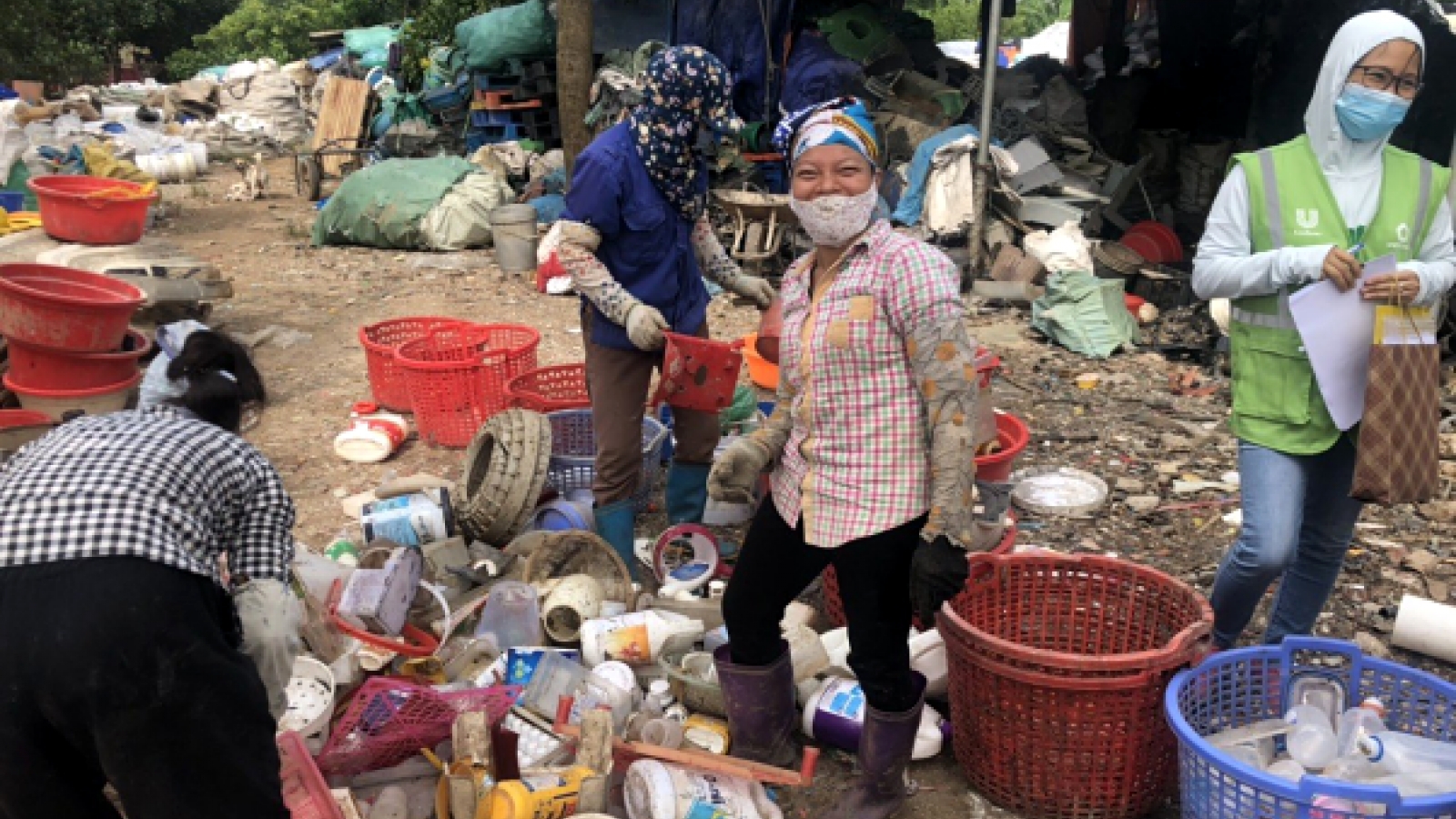 Informal female labourers  - a force for plastic waste management in Vietnam 