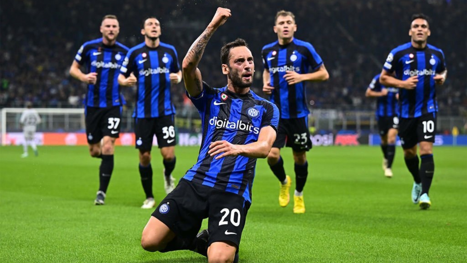 Calhanoglu ghi bàn đẹp mắt, Inter Milan thắng nghẹt thở Barca