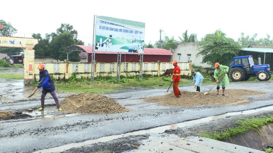 Nhiều tuyến giao thông ở Phú Yên bị sạt lở, hỏng nặng