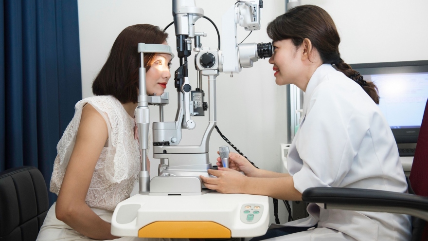 Đâu là cách ngăn ngừa các tổn thương về mắt gây ra do tiểu đường?