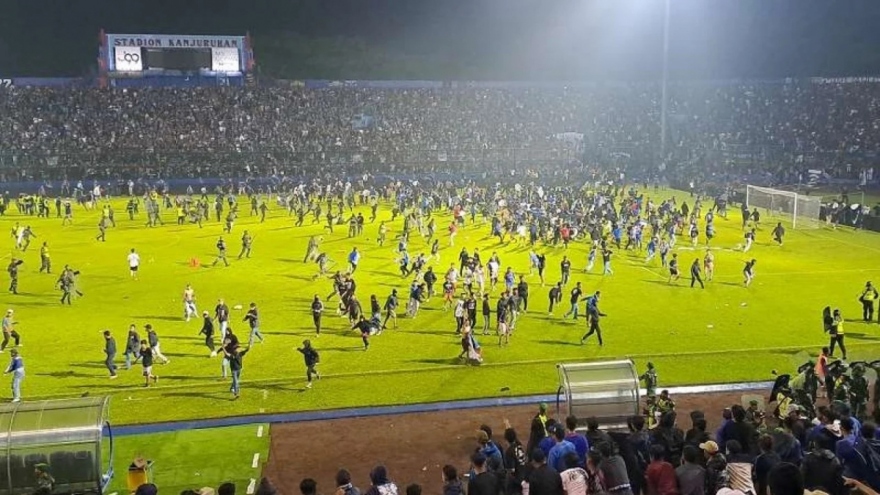 Chủ tịch Liên đoàn Bóng đá Indonesia xin lỗi sau vụ bạo loạn kinh hoàng