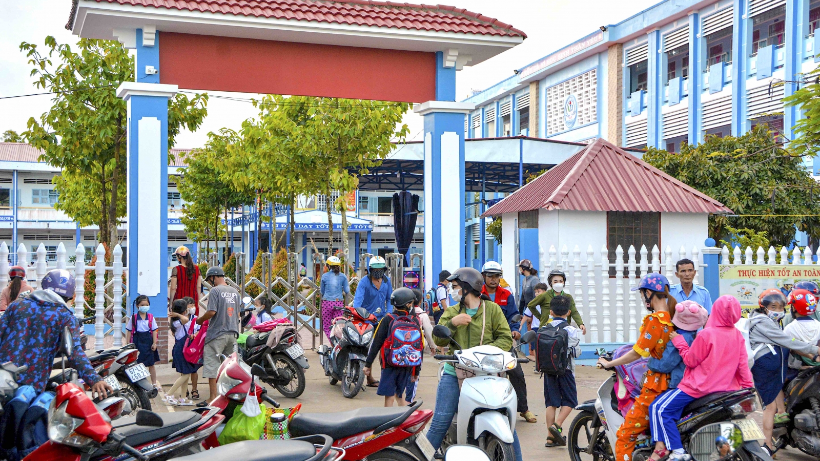 Yêu cầu một trường học ở Cà Mau trả lại phụ huynh 282 triệu đồng đã thu