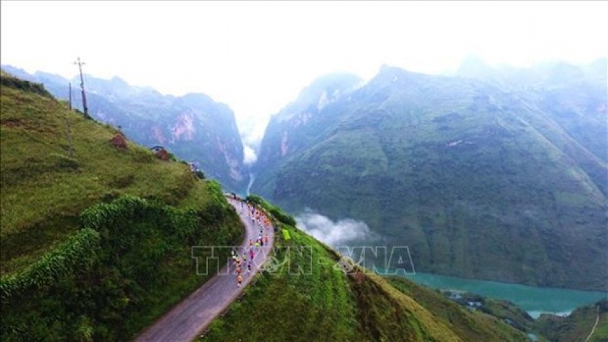 2,300 runners join “Running on Happiness Route” international marathon