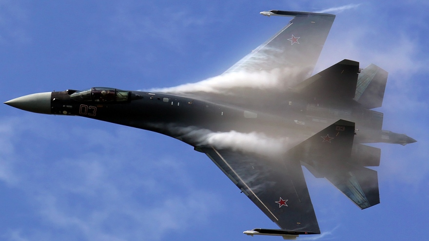 Nga kết hợp tiêm kích tối tân Su-35 với bom cũ để không kích Ukraine
