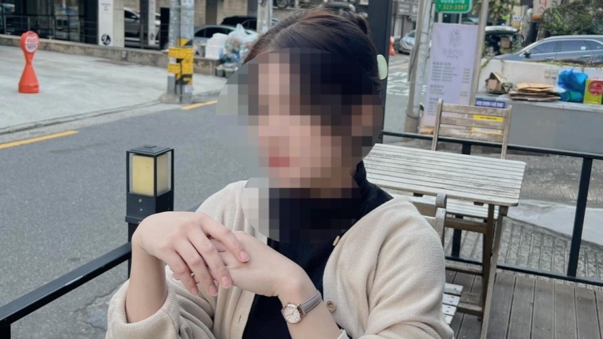 Người mẹ ngã quỵ khi nghe tin con mất sau thảm kịch giẫm đạp ở Seoul 