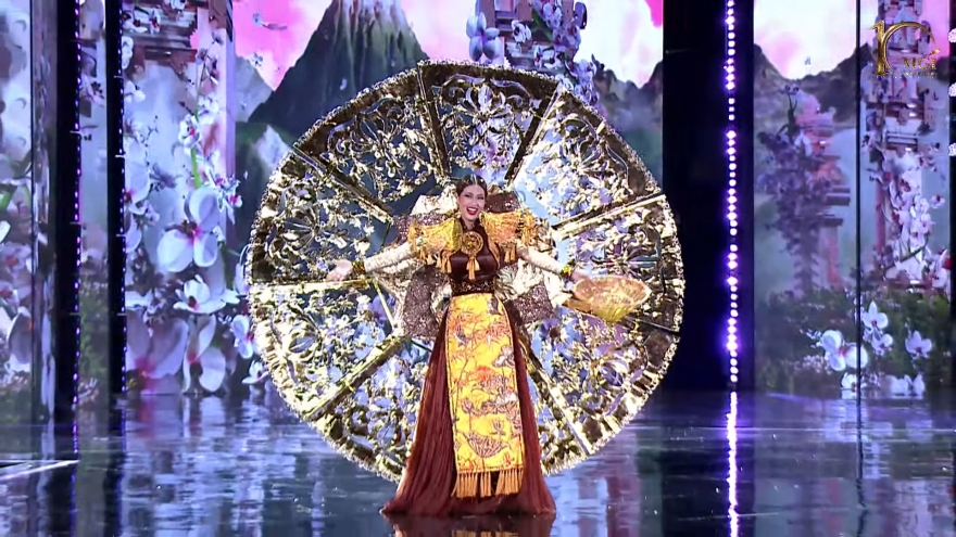 Đoàn Thiên Ân gặp sự cố ở phần thi trang phục dân tộc tại Miss Grand International