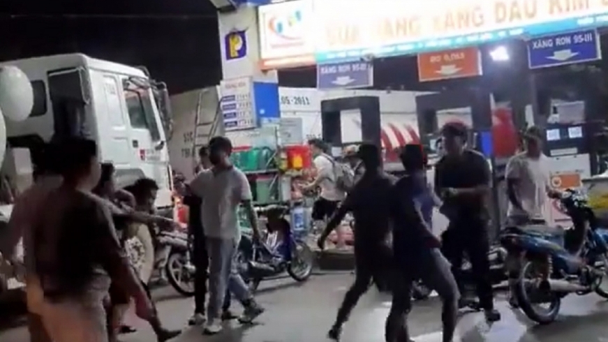 Nóng 24h: Ẩu đả với nhân viên cây xăng vì không được mua đầy can 5 lít