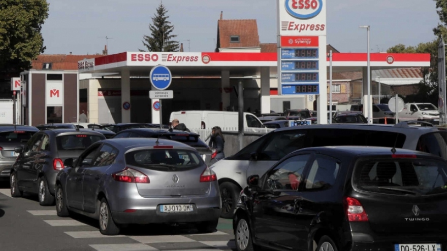 Tình trạng khan hiếm xăng, dầu tại Pháp chưa có dấu hiệu chấm dứt 