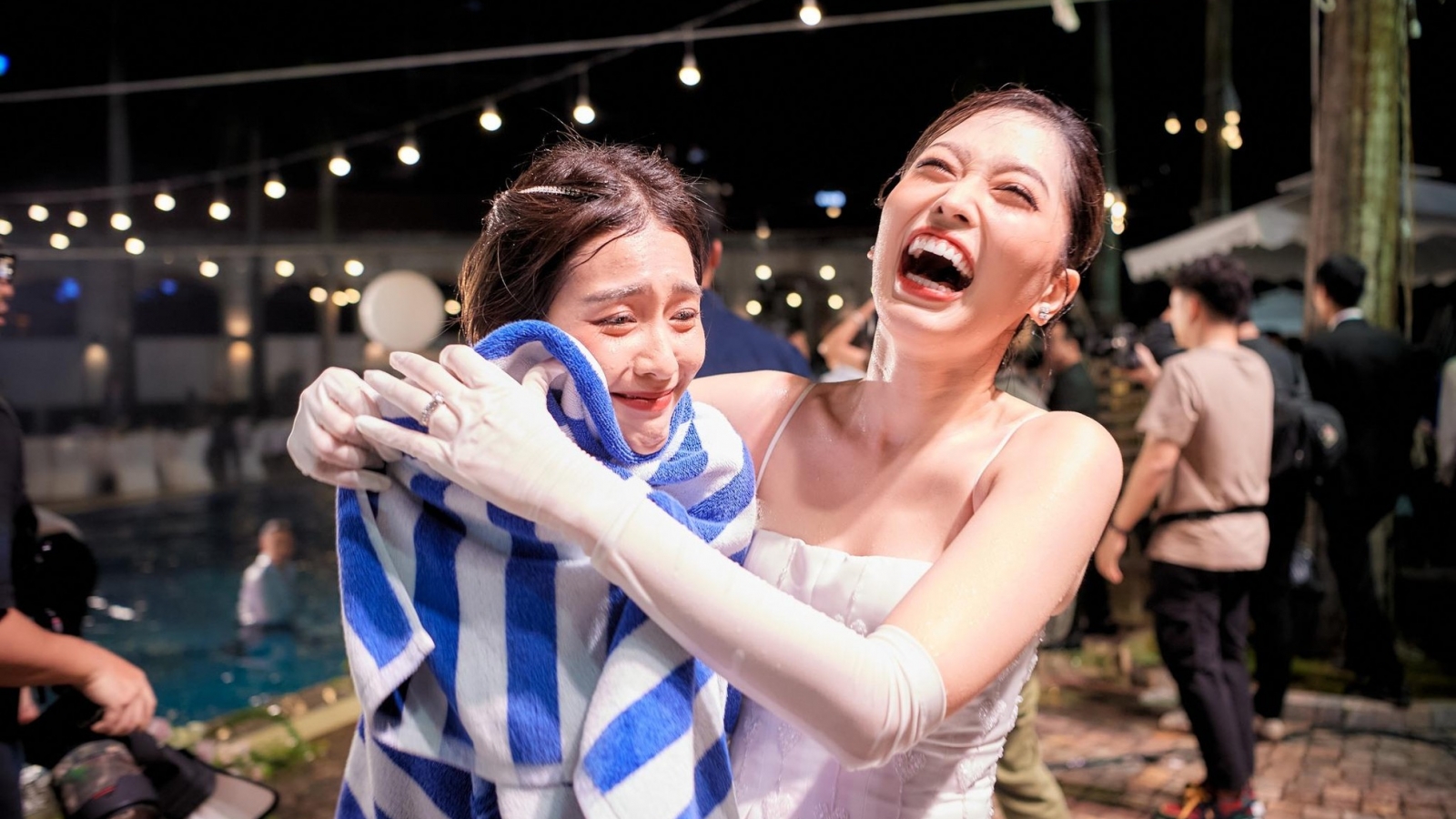 Chuyện showbiz: Khả Ngân bị đẩy xuống hồ bơi ở đám cưới Bình An - Phương Nga