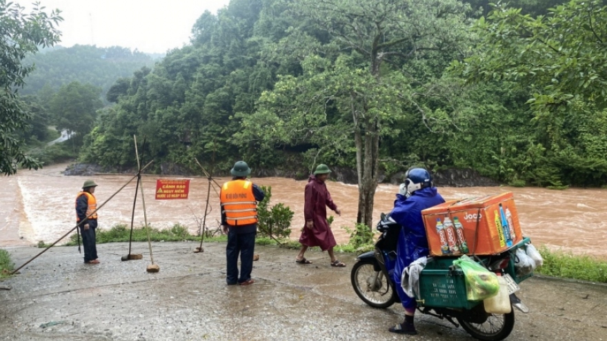 Mưa lớn gây chia cắt ở Quảng Bình, học sinh không thể đến trường