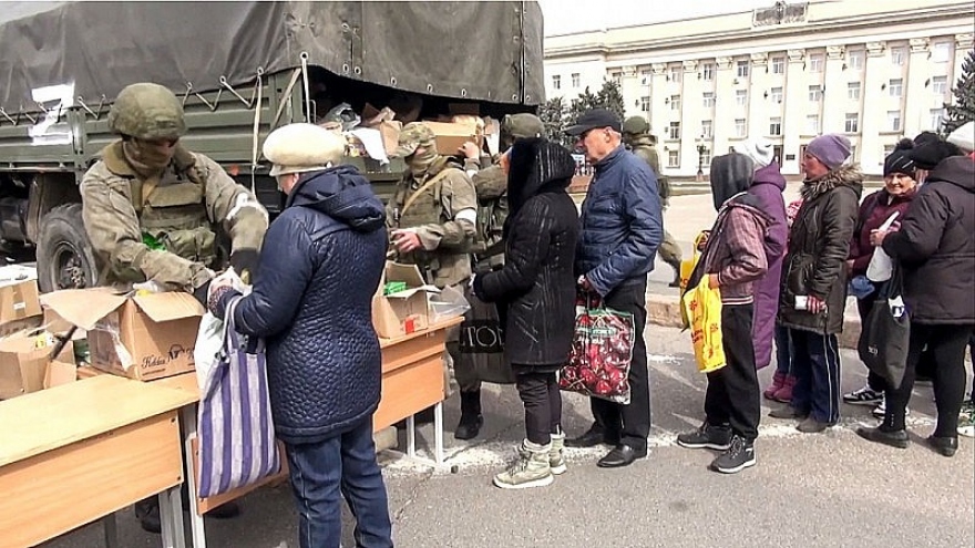 Dân thường ở Kherson chạy sang Nga để tránh giao tranh