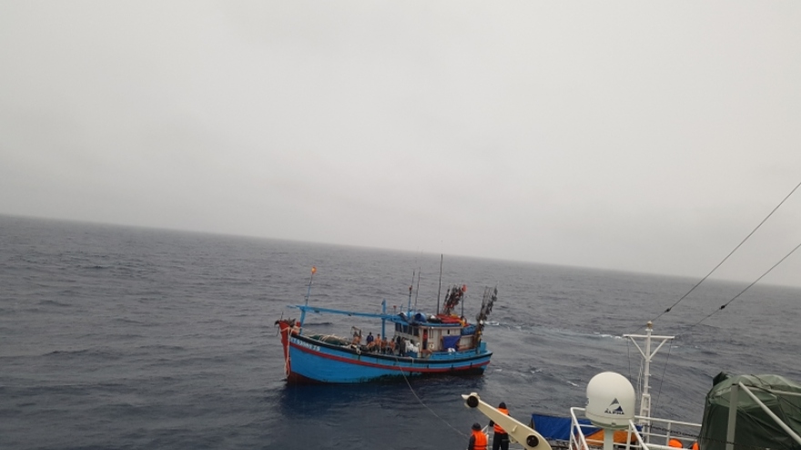 12 ngư dân bị trôi dạt trên biển được cứu kịp thời