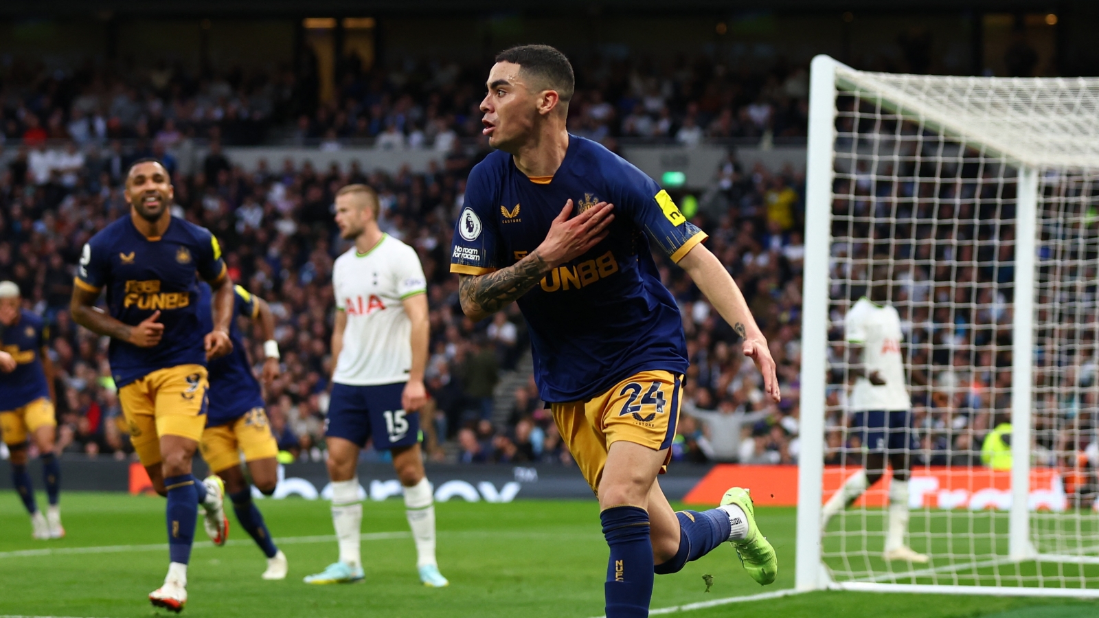 Newcastle vào top 4 Ngoại hạng Anh sau trận thắng Tottenham