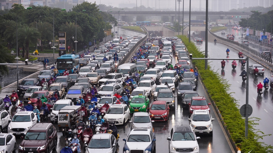 Morning cold rain sees Hanoians grapple with traffic jams