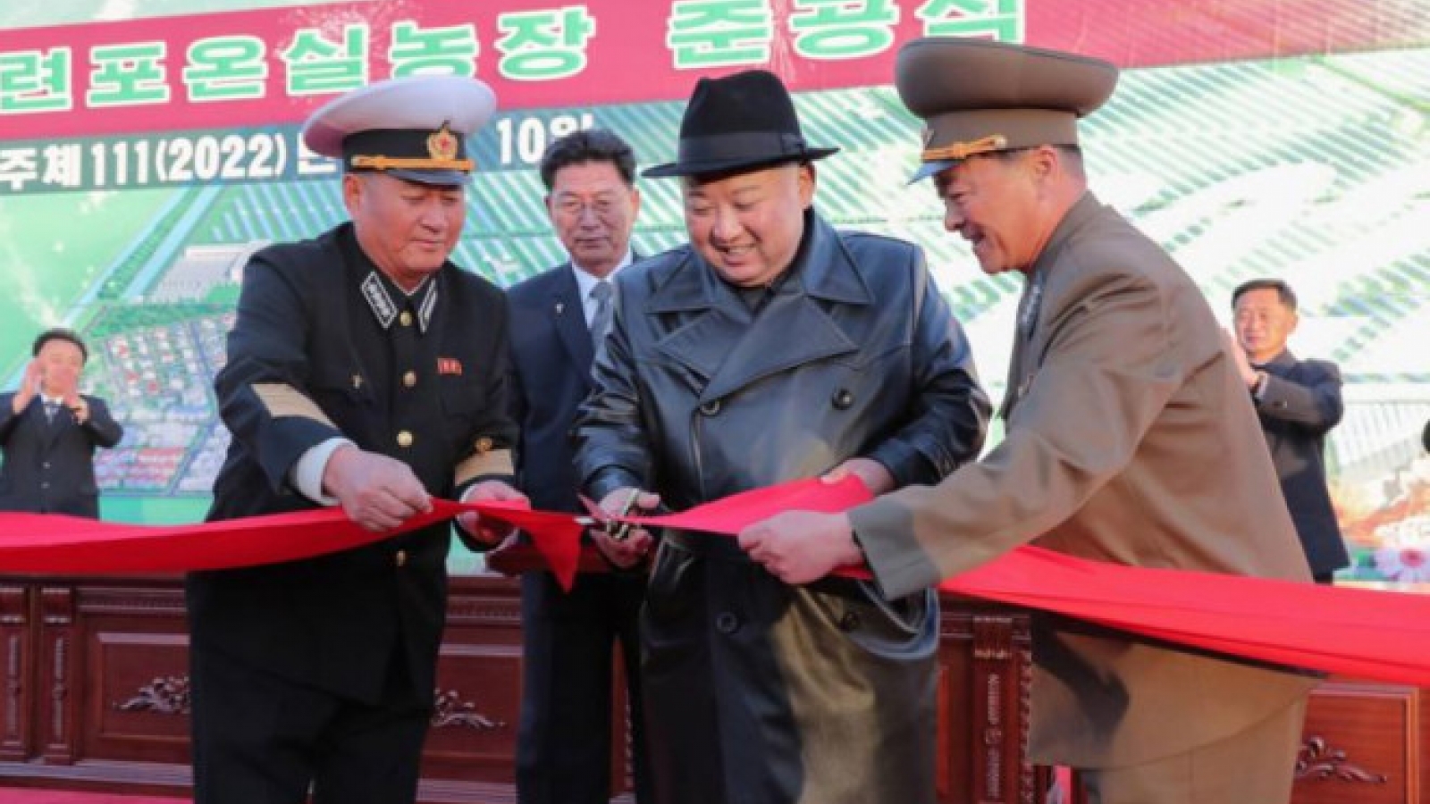 Ông Kim Jong Un dự lễ khánh thành trang trại nhà kính xây trên bãi thử tên lửa