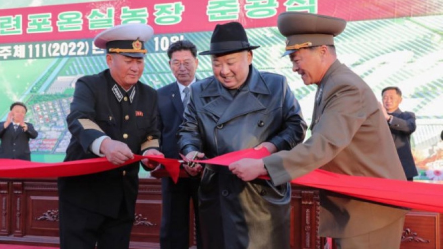 Ông Kim Jong Un dự lễ khánh thành trang trại nhà kính xây trên bãi thử tên lửa
