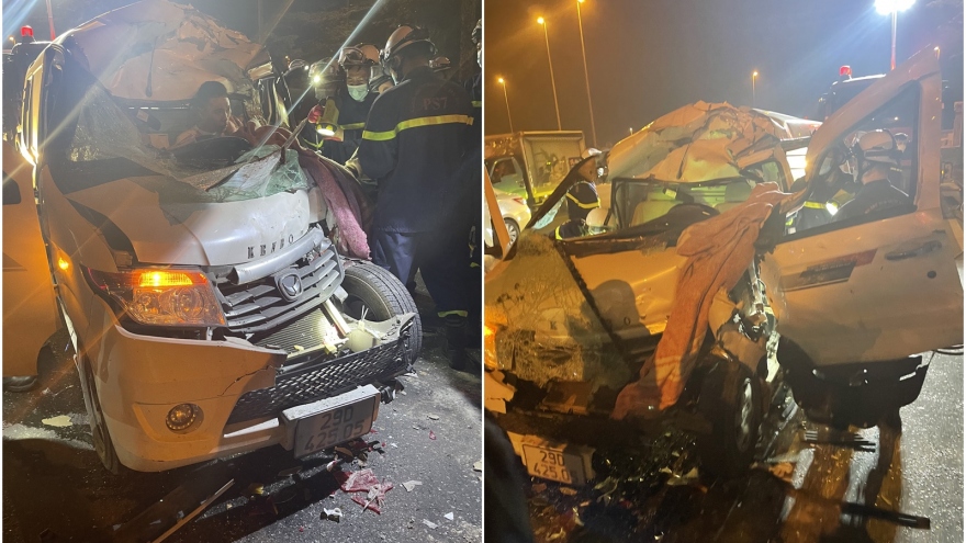 Cắt cabin ô tô cứu tài xế mắc kẹt sau tai nạn ở Hà Nội
