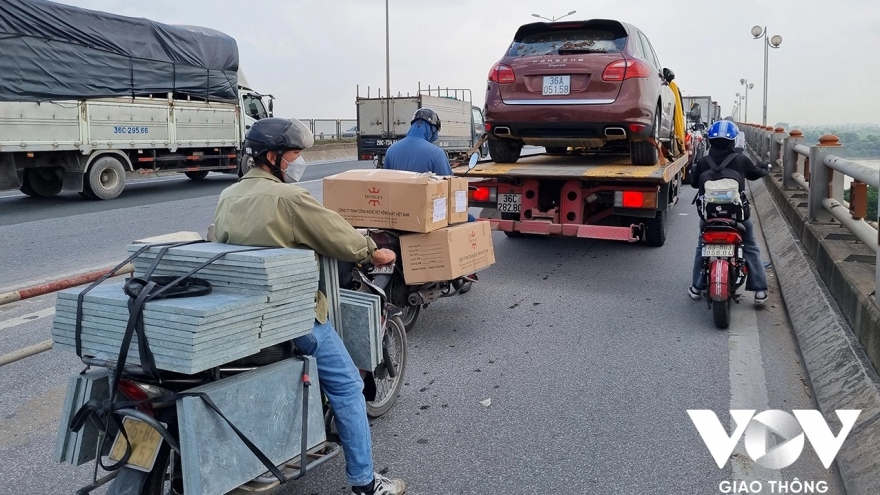 Cầu Thanh Trì ngày đầu thu hẹp làn hỗn hợp: Tài xế lúng túng, ùn tắc kéo dài