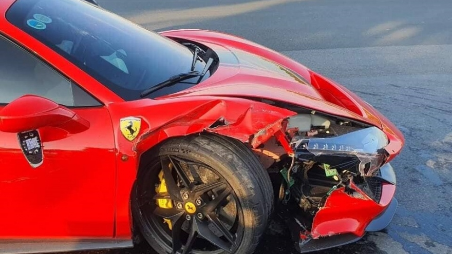 Siêu xe Ferrari va chạm với xe máy khiến 1 người tử vong cạnh sân Mỹ Đình