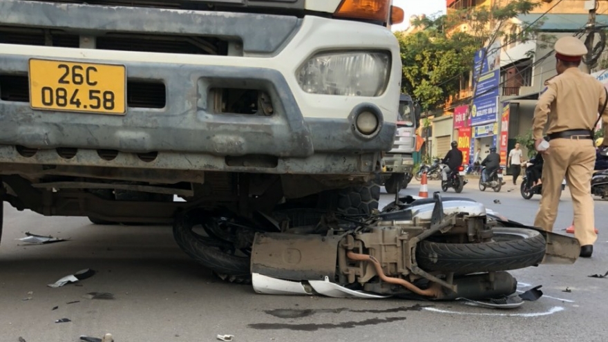 Va chạm với xe bồn trên Quốc lộ 6, 2 người tử vong tại chỗ