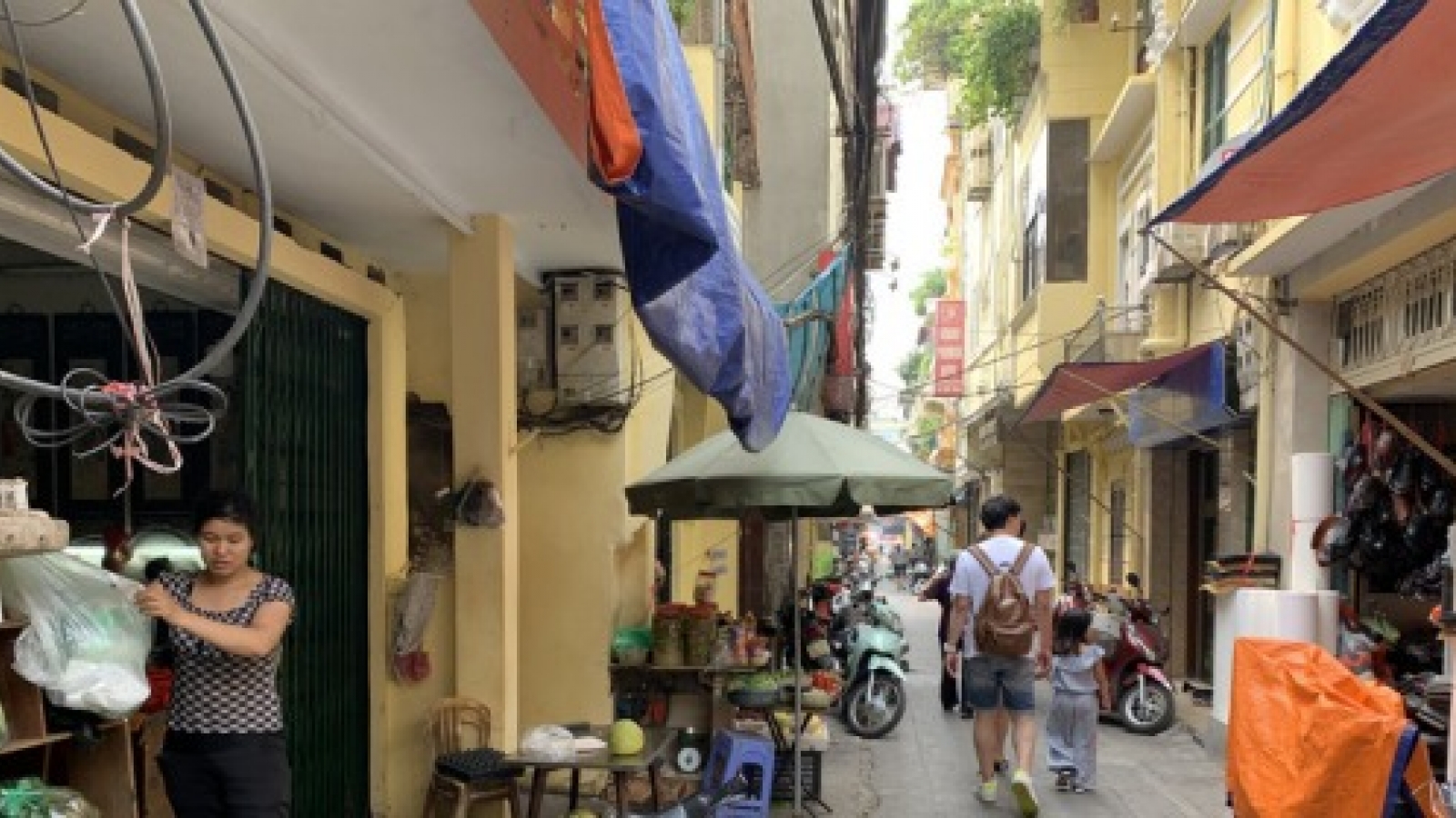 Muốn biết người Hà Nội ăn ở ra sao, cứ vào ngõ chợ này là biết
