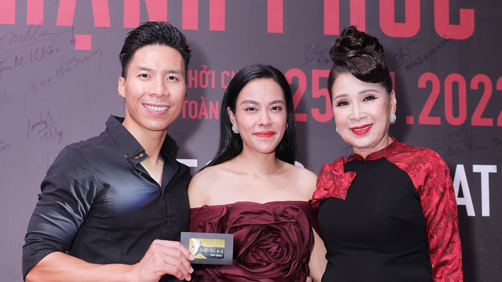 Vợ chồng O Sen Ngọc Mai - Quốc Nghiệp sánh đôi trên thảm đỏ 