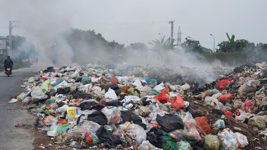 Người dân huyện ngoại thành khốn khổ vì đốt rác gây khói bụi và bốc mùi hôi thối