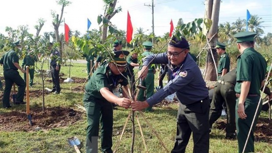 Young Vietnamese, Cambodian border guard officers meet