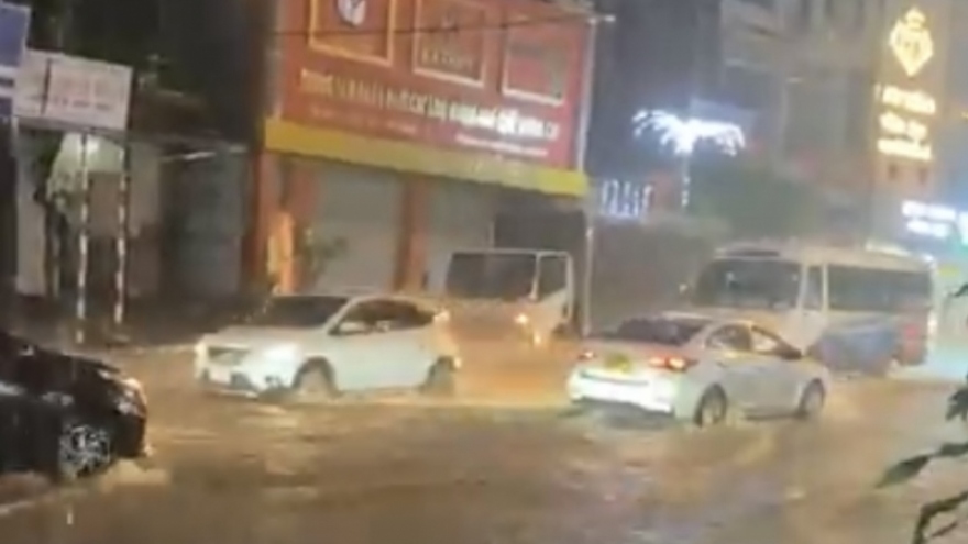 Mưa lớn gây ngập úng trên quốc lộ 6 tại Sơn La