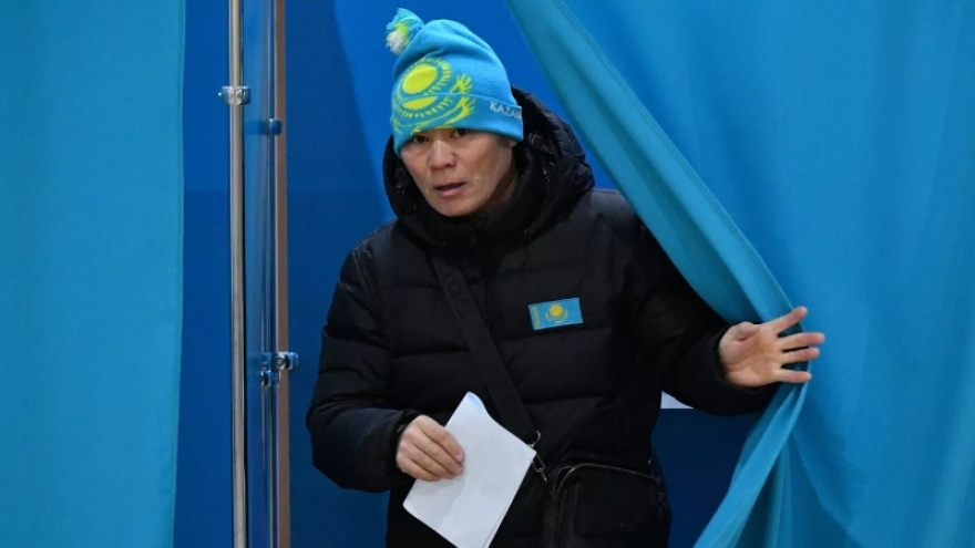 Người dân Kazakhstan bỏ phiếu bầu cử tổng thống trước thời hạn