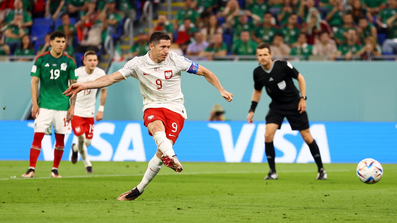 Lewandowski đá hỏng phạt đền, Ba Lan đánh rơi chiến thắng trước Mexico