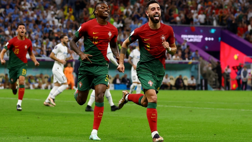 Bruno Fernandes lập cú đúp, Bồ Đào Nha vượt ải Uruguay để giành vé sớm