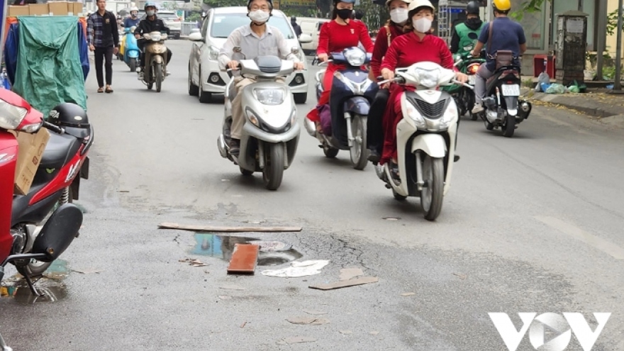 Hà Nội: Ngã sõng soài vì nước ngầm rò rỉ, lênh láng mặt đường