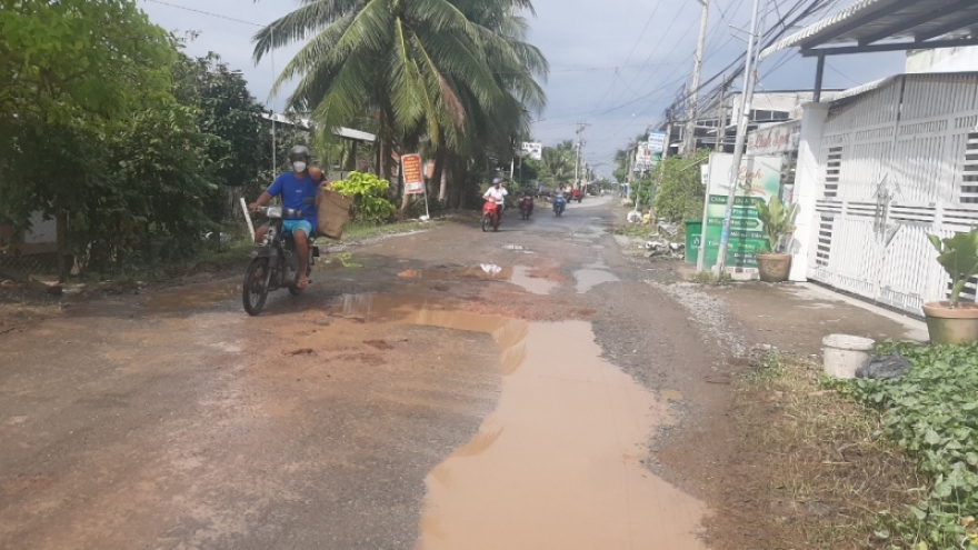 Hàng nghìn hộ dân xã Nông thôn mới ở Tiền Giang phải đi trên con đường lầy lội