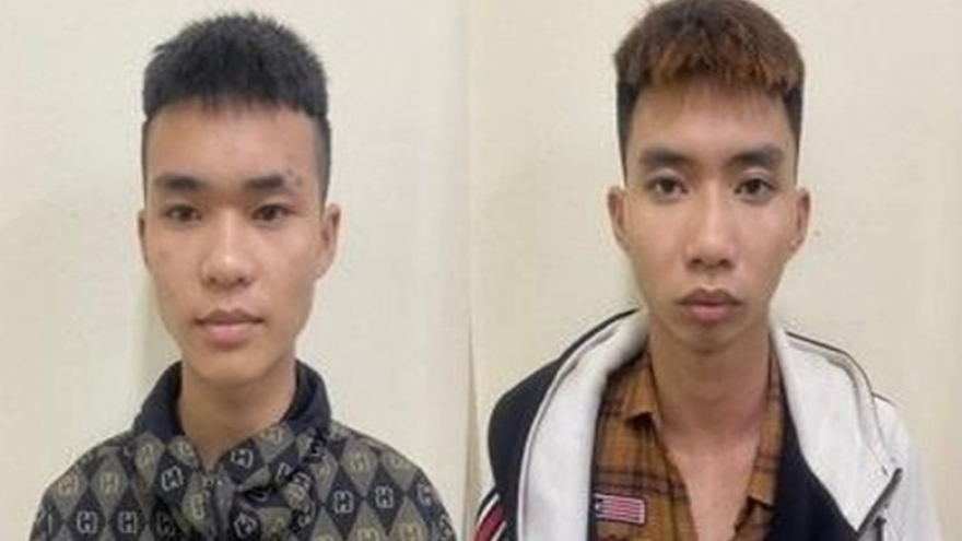 Bắt khẩn cấp 2 nam thanh niên trốn ở gầm cầu để rình cướp tài sản ở Hà Nội
