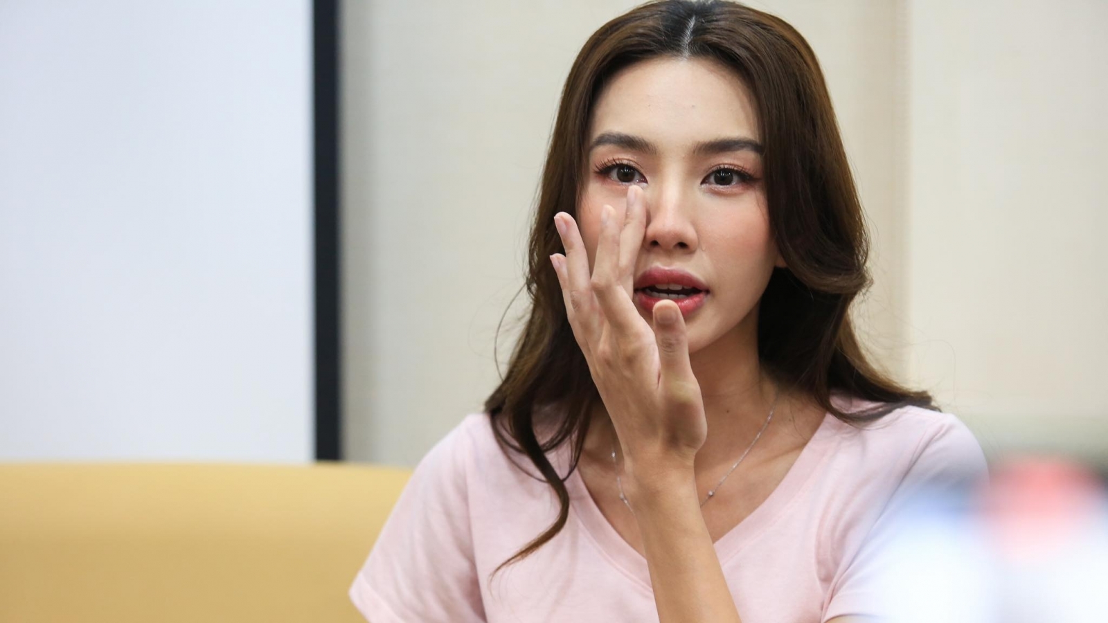 Chuyện showbiz: Hoa hậu Thuỳ Tiên khẳng định bị lừa