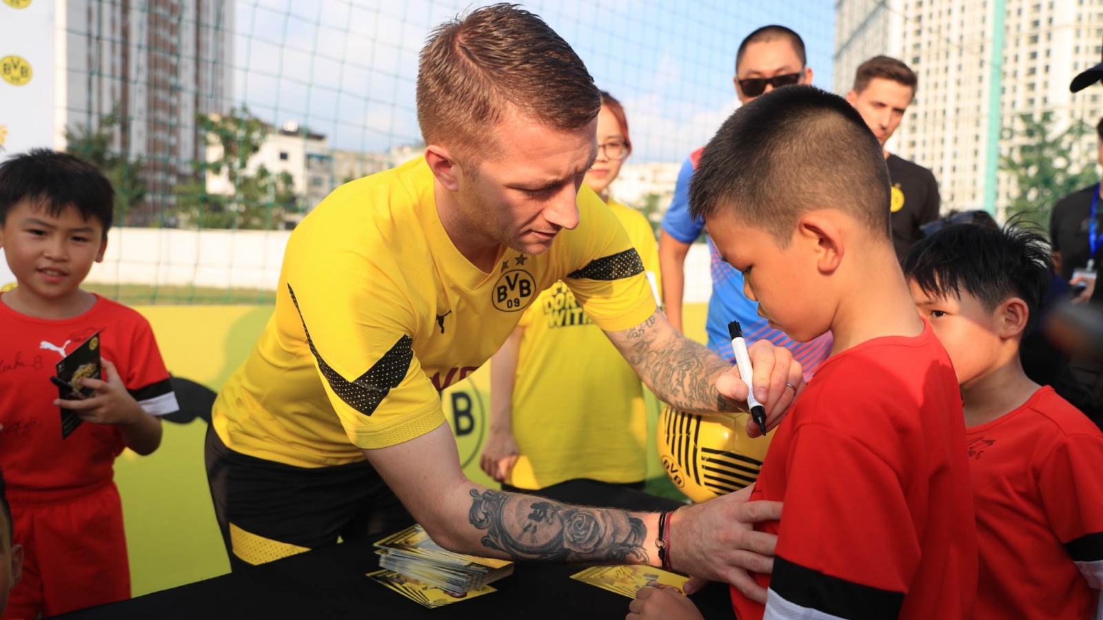 Dàn sao Dortmund thi đấu giao hữu với các cầu thủ nhí tại Hà Nội