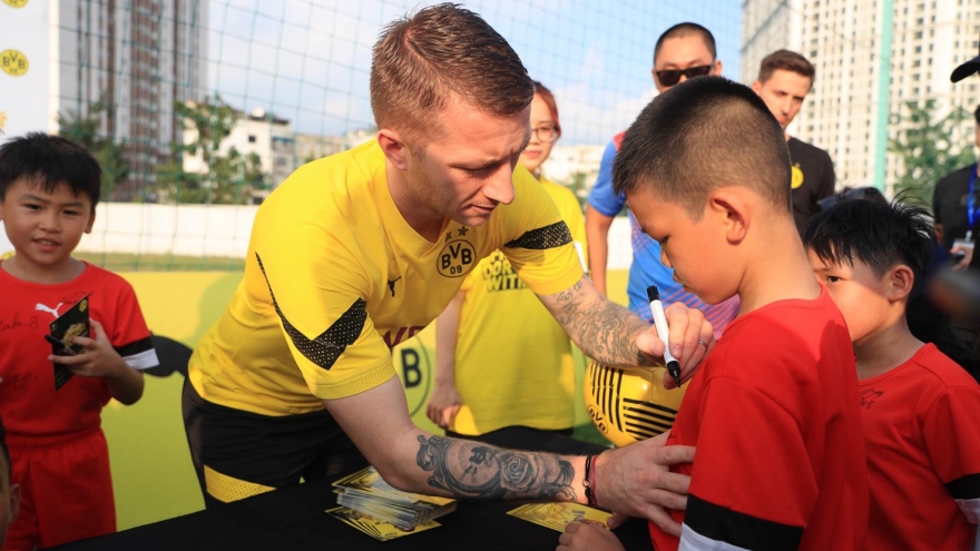 Dàn sao Dortmund thi đấu giao hữu với các cầu thủ nhí tại Hà Nội